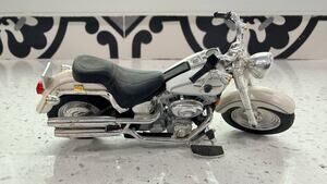 Vintage Maisto 2000 Harley-Davidson FLSTF Fat Boy 1:18 Diecast White Motorcycle
